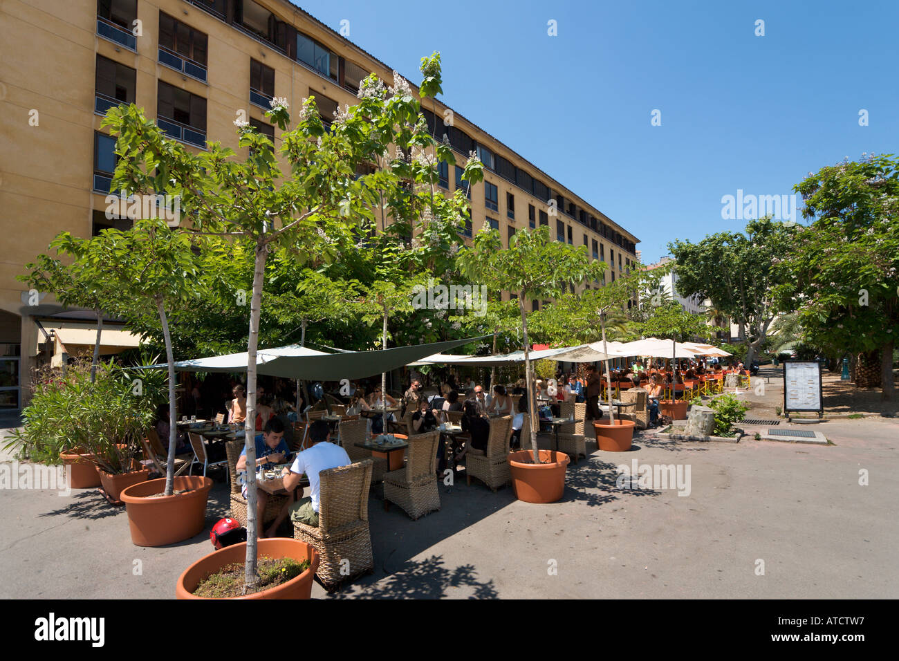 Bürgersteig-Restaurant in Place de Gaulle (Hauptplatz) im Zentrum Stadt von Ajaccio, Korsika, Frankreich Stockfoto