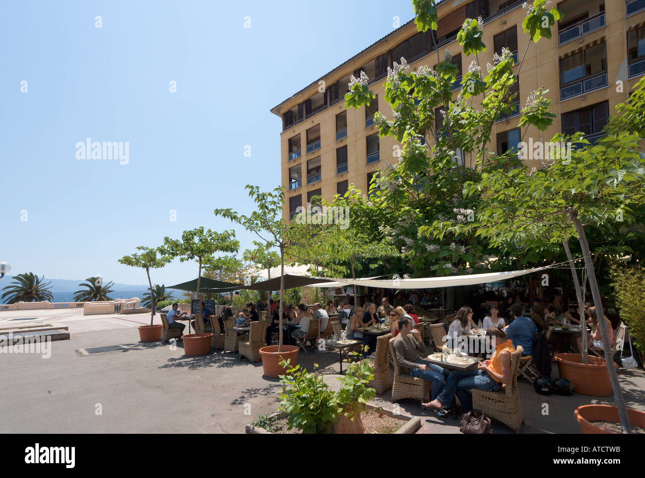 Bürgersteig-Restaurant in Place de Gaulle (Hauptplatz) im Zentrum Stadt von Ajaccio, Korsika, Frankreich Stockfoto