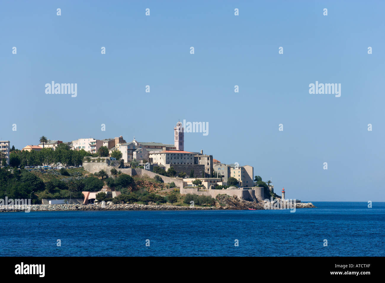 Blick auf die Altstadt und die Zitadelle von der Küste Weg, Bastia, Korsika, Frankreich Stockfoto