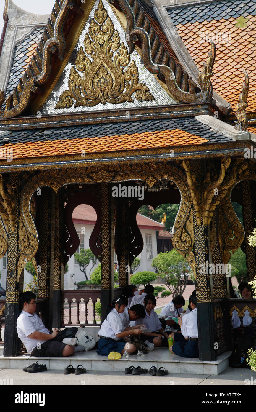 Thailand Bangkok Nationalmuseum Studenten in einem Pavillon Stockfoto