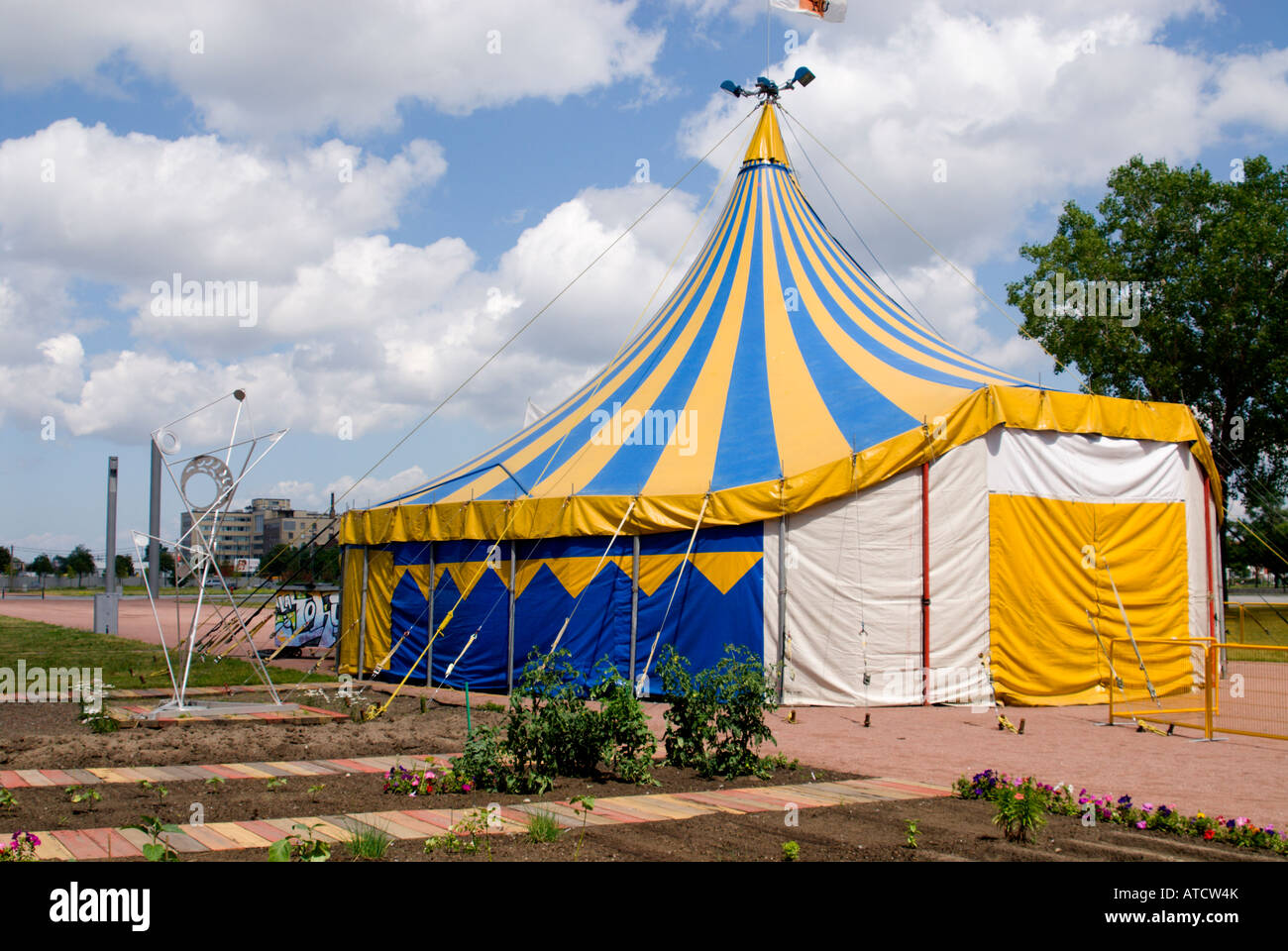 Zelt aus Gründen der TOHU, la Cité des Arts du Cirque (die Website der Zirkuskunst), Montreal, Quebec, Kanada Stockfoto