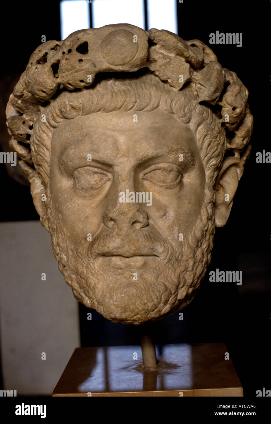 Kaiser Diokletian 284–305 n. Chr. trug eine reich verzierte Eichenblattkrone (Corona civica), entdeckt im Archäologischen Museum Nicomedia Istanbul Türkei. Stockfoto