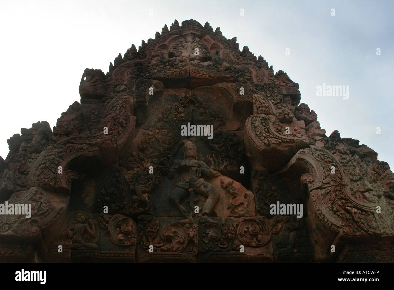 Vertretung von Shiva in der dekorativen Giebel über dem Osten Gopura 1 am Banteay Srei, Ankgor, Kambodscha Stockfoto