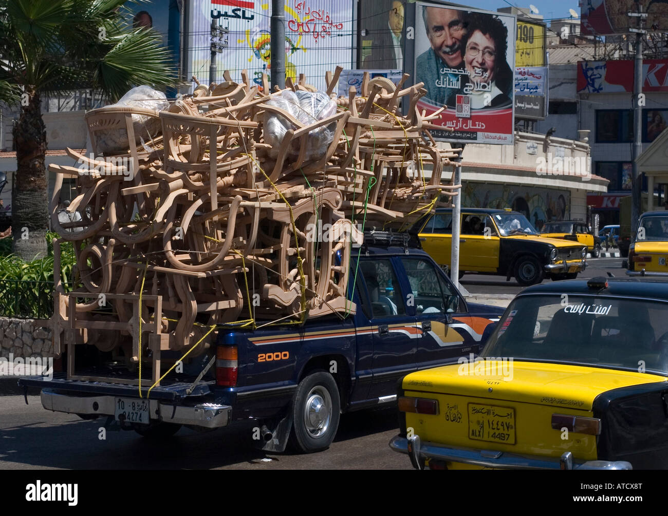 Pickup-Truck gefüllt mit Holzmöbeln in Alexandria Ägypten Stockfoto