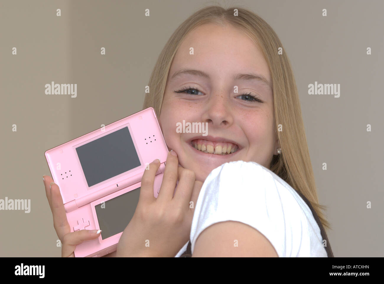 Junges Mädchen hält eine Nintendo DS lite Konsole UK Stockfoto