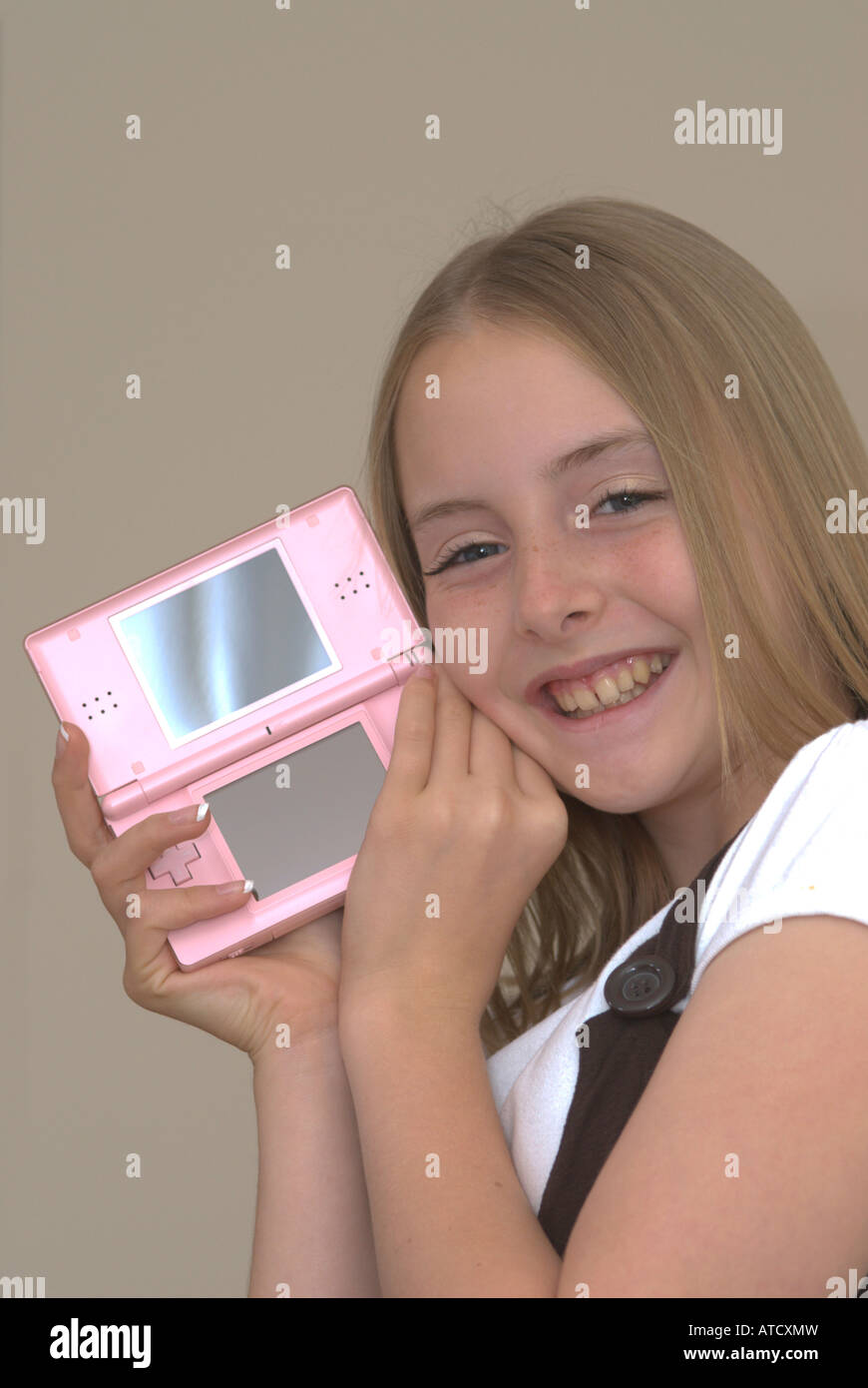 Junges Mädchen hält eine Nintendo DS lite Konsole UK Stockfoto