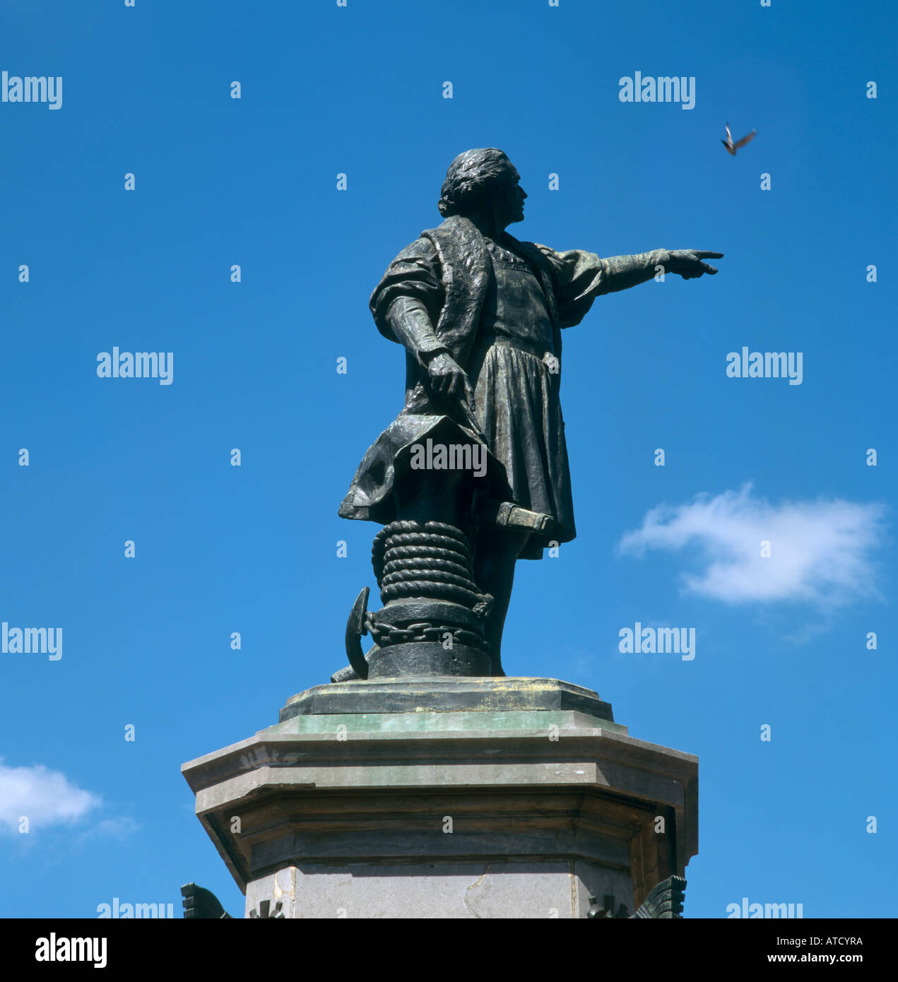 Statue von Christopher Columbus mit einer Taube fliegen vorbei, Parque Colon in der Zona Colonial, Santo Domingo, Dominikanische Republik Stockfoto