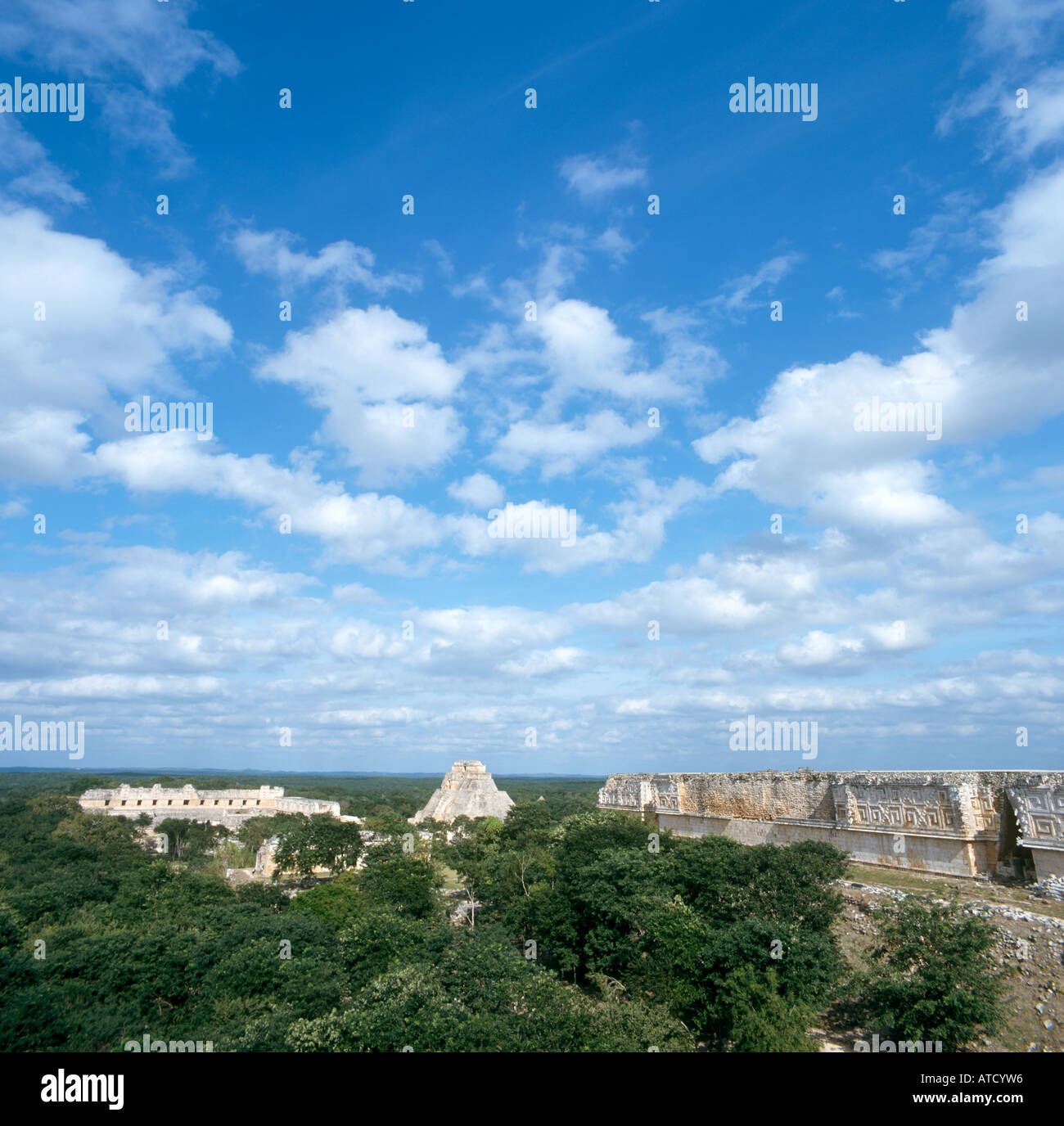 Blick vom großen Pyramide auf den Maya-Ruinen von Uxmal, Halbinsel Yucatan, Mexiko Stockfoto