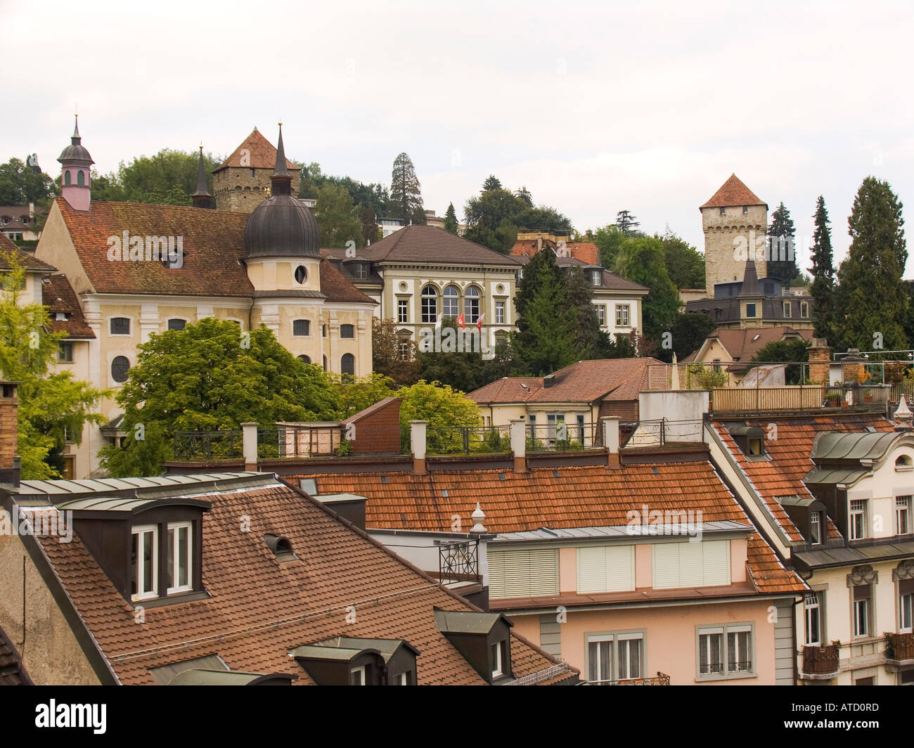 Blick auf die Dächer der Altstadt von der Terrasse auf der Manor Warenhaus Luzern Schweiz Stockfoto