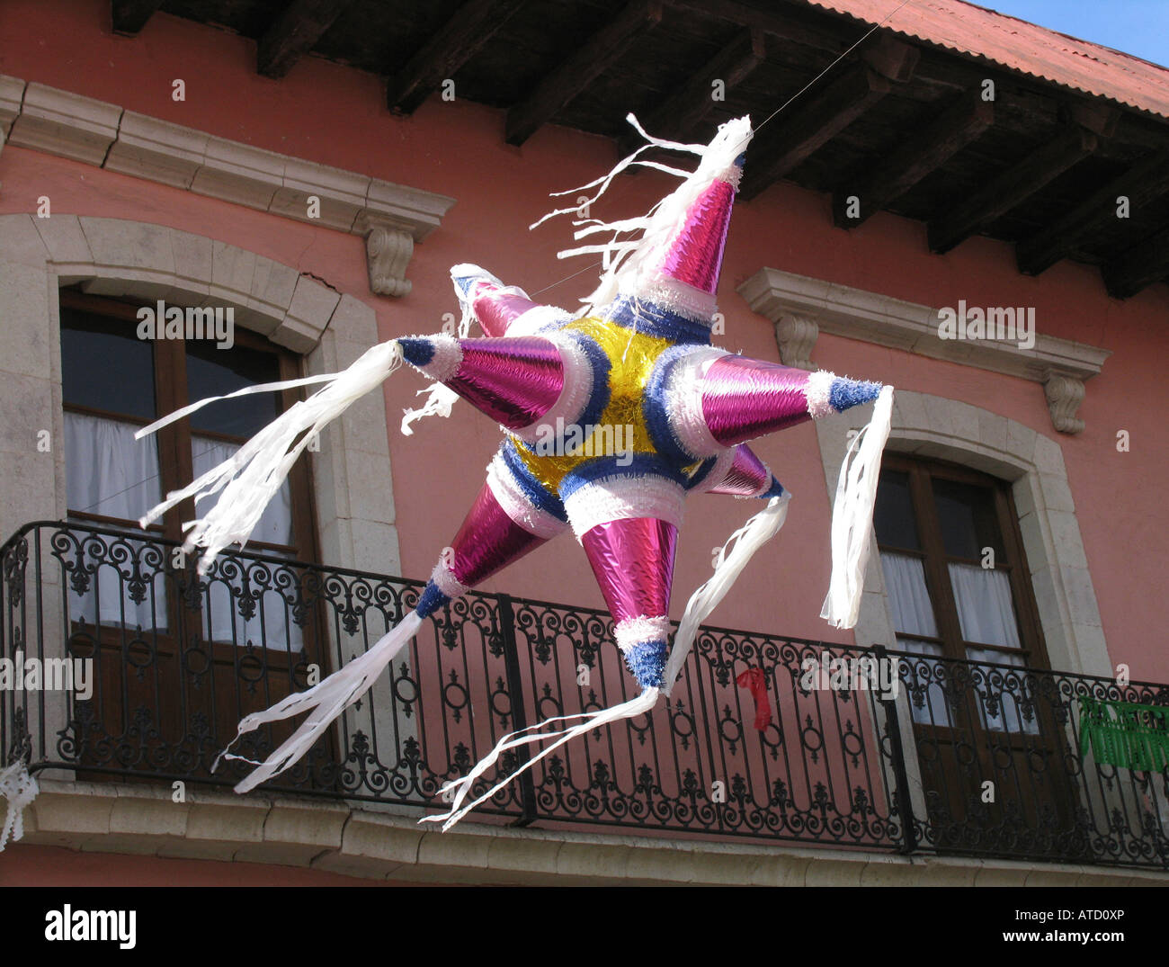 Mexikanische Colorfull Piñata hängen und Kleinstadt in Mexiko Stockfoto