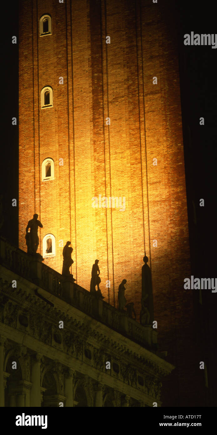 Statuen am Dach der Libreria Sansoviniana Silhouette gegen Campanile San Marco an Nacht Venedig Veneto Italien Stockfoto