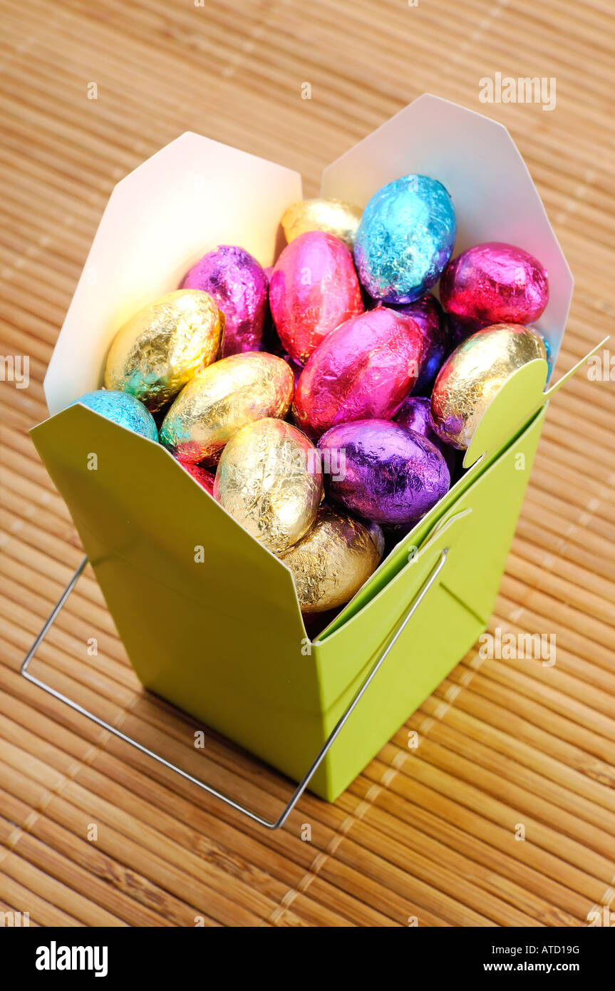 Schokolade Folie verpackt Mini Ostern Eier in ein chinesisches Essen Out Box Stockfoto