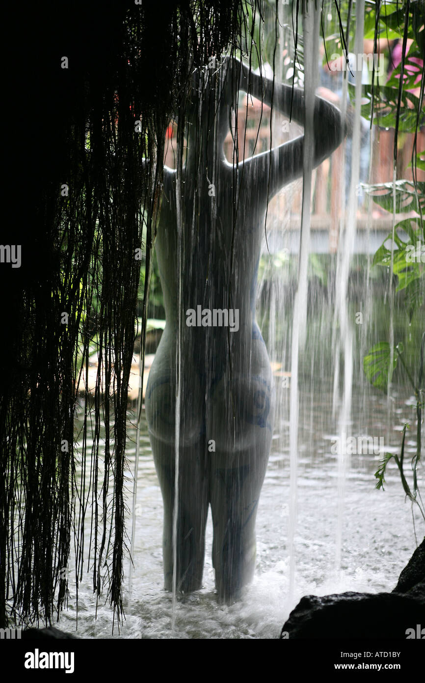 Frau Skulptur unter wasserfall Stockfoto