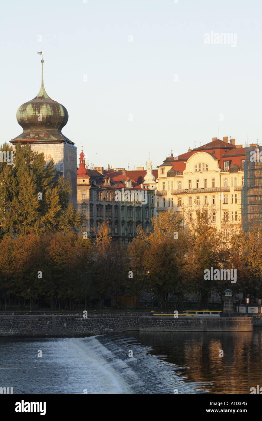 Manes Ausstellungshalle und Stitkovske Mills stehen die Vltava oder Moldau in Prag südlich das Nationaltheater Stockfoto
