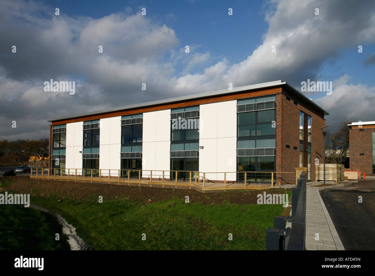 Außen ein 2-geschossiges Bürogebäude in einem modernen Gewerbegebiet Stockfoto