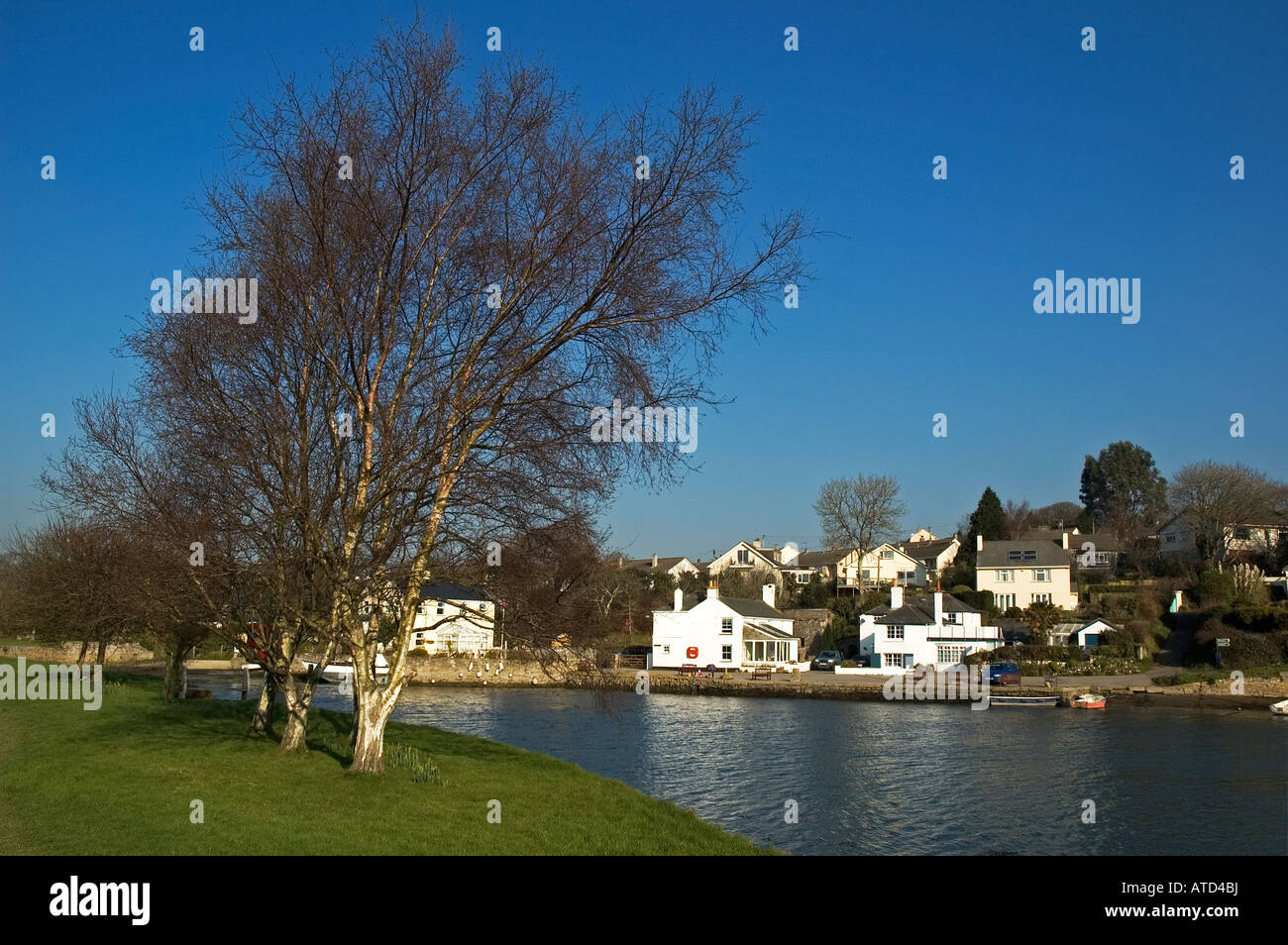 das friedliche Dorf am Fluss Mylor Brücke in der Nähe von Falmouth, Cornwall, england Stockfoto