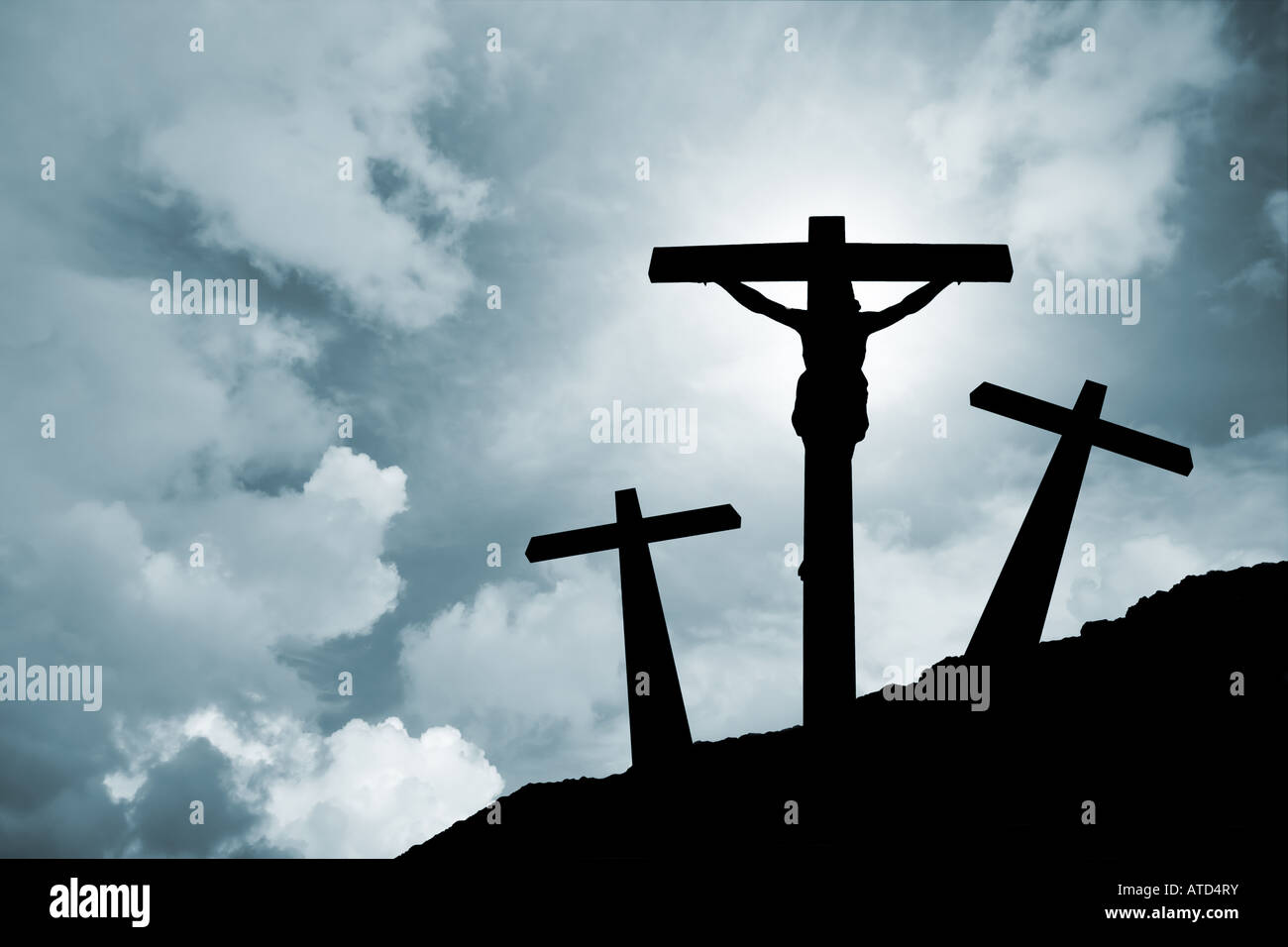 Jesus Christus gekreuzigt in Golgatha / Kreuzigung Ostern Kruzifix Golgatha Leidenschaft beleuchtete silhouette Kreuz religion Gott das Christentum Wolken Sturm Himmel Stockfoto