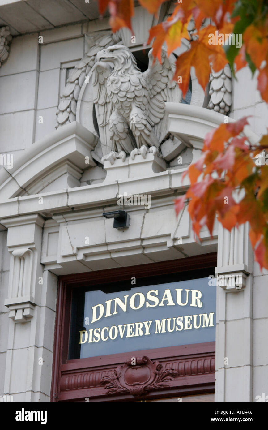 Wisconsin Kenosha County, Kenosha, Civic Center Historic District, Dinosaur Discovery Museum, Geschichte, Eingang, Vorderseite, Herbstfarben, Blattwechsel, Herbst, Meere Stockfoto