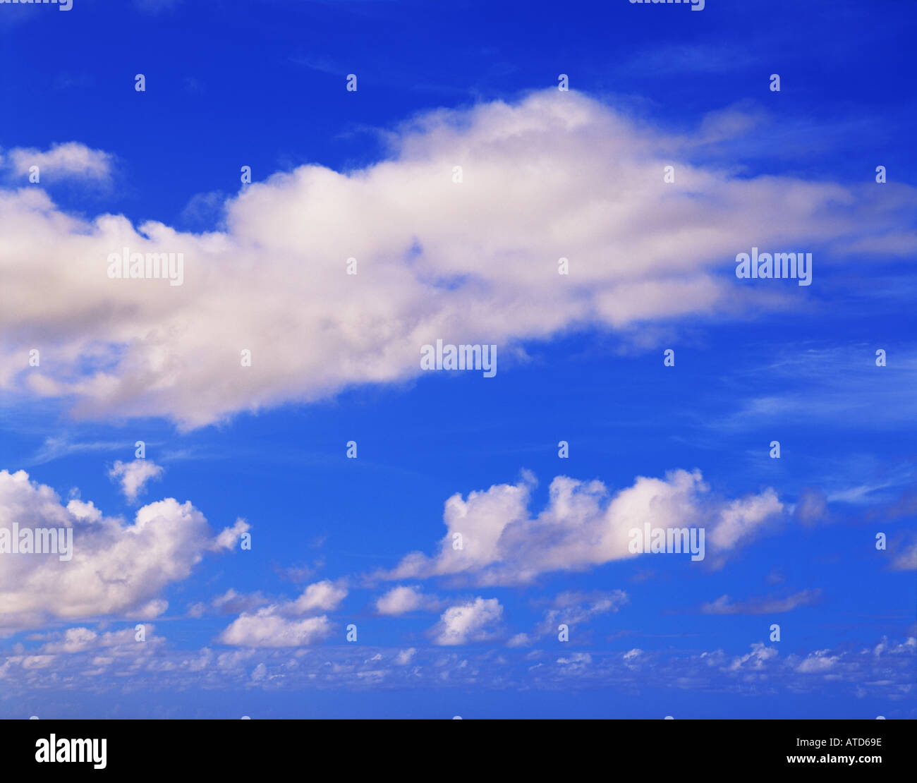 Flauschige weiße Wolken in ein strahlend blauer Himmel Stockfoto