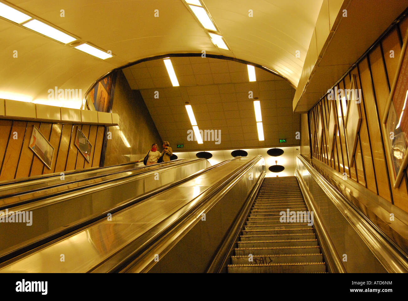 Unterirdische Esculator, Deak ter u-Bahnstation, Pest, Budapest, Ungarn Stockfoto