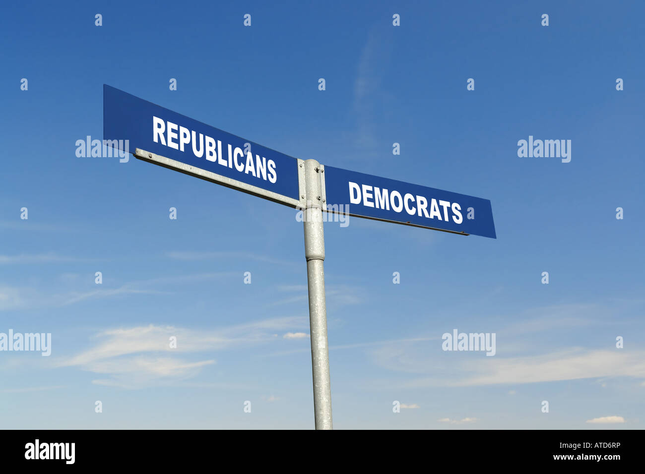 Zwei-Wege-Metall Wegweiser zeigt Republikaner und Demokraten Parteien über blauen Himmel Stockfoto