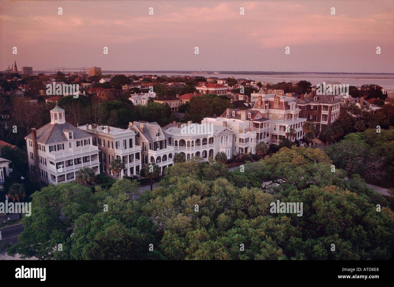 Luftaufnahme des viktorianischen Häuserzeilen entlang der Batterie im historischen Charleston South Carolina bei Sonnenuntergang gefunden Stockfoto