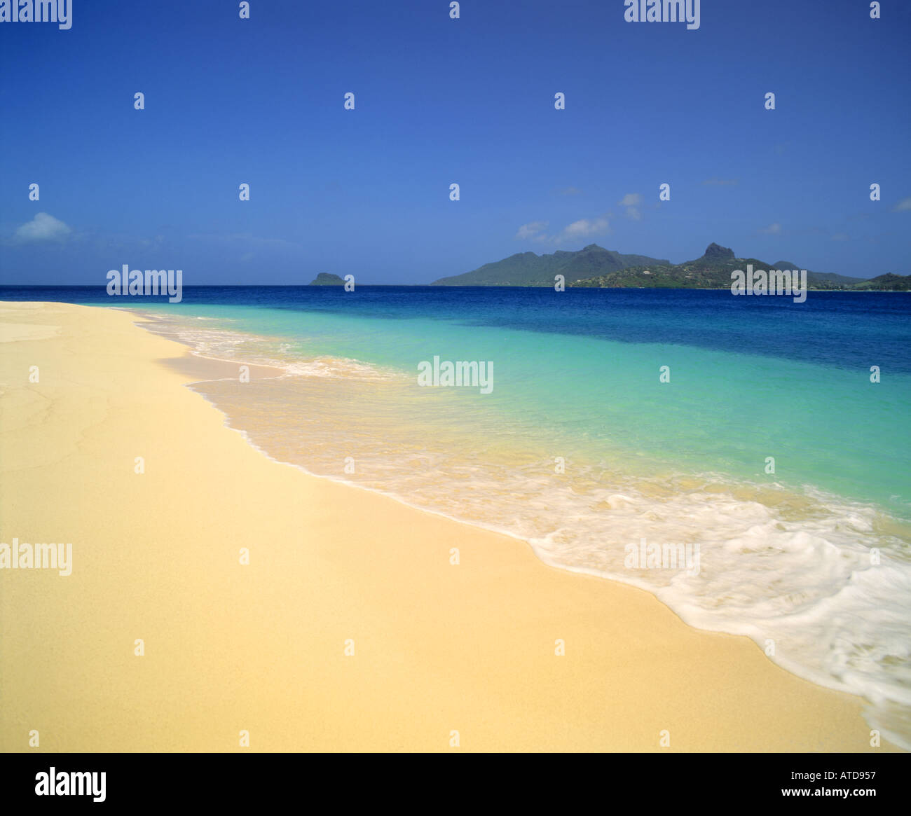 Unberührten weißen Sandstrand in den Grenadinen Stockfoto