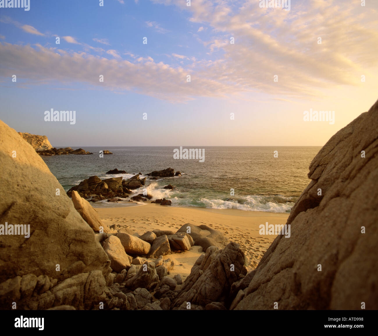 Wellen gegen die felsige Küste am Strand von Huatulco entlang der Pazifikküste, bekannt als die mexikanische Riviera Stockfoto