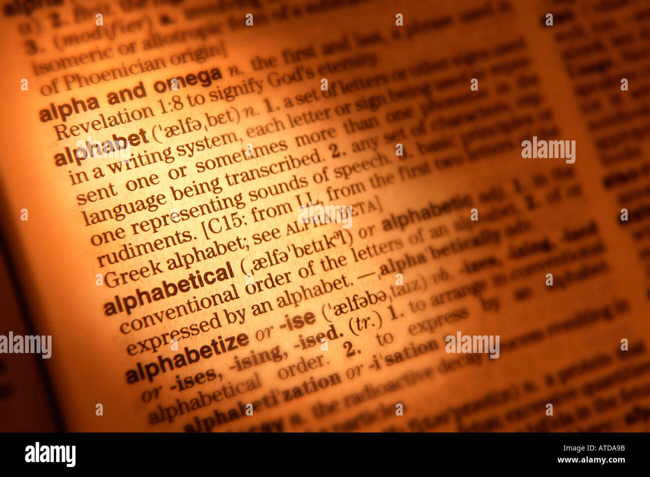 NAHAUFNAHME VON WÖRTERBUCH-SEITE ZEIGT DEFINITION FÜR DAS WORT ALPHABET Stockfoto