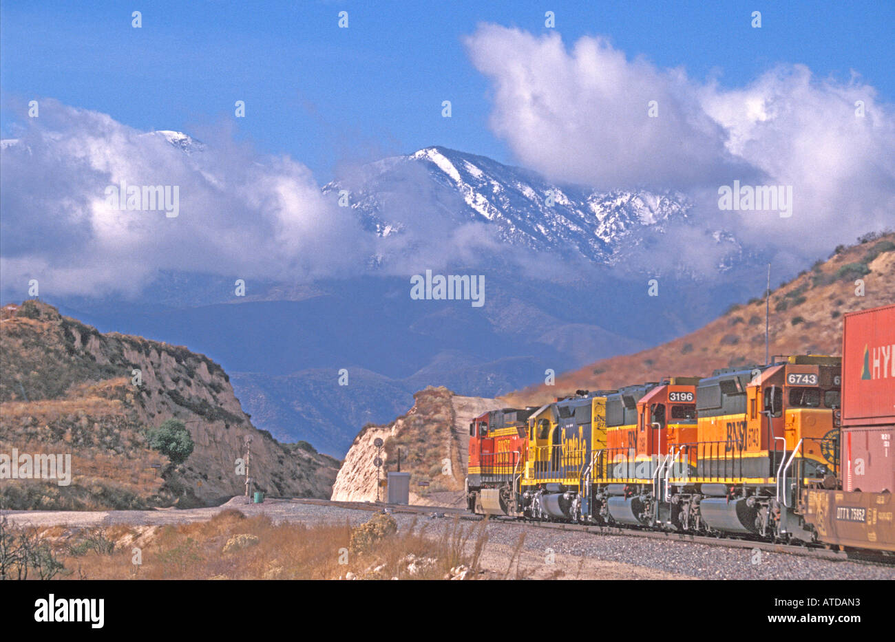 Vier BNSF Motoren schleppen einen Zug von shipping Container beginnt die Cajon Pass auf es s Weg zu den Docks in Long Beach Stockfoto