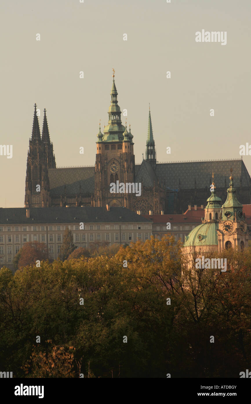 St. Vitus überragt Prager Burg Ion den goldenen Oktober abends Stockfoto