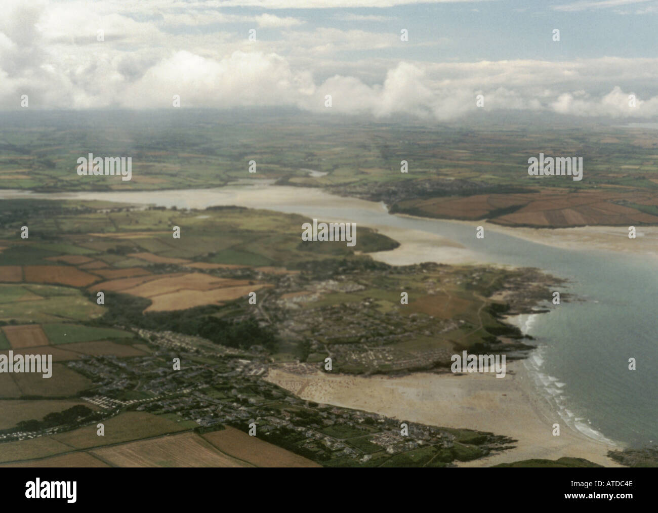 Luftaufnahme des Polzeath Daymer Bay und der Mündung des Camel gegenüber Padstow Cornwall England UK Europa Stockfoto