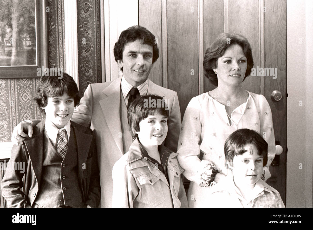 USA 1970er Jahre Young American Family 1970er Porträt bei Hochzeitsfeier 'Schwarz und weiß' 'irischer Herkunft' Eltern Kinder, Vintage-amerikanische Fotos Stockfoto