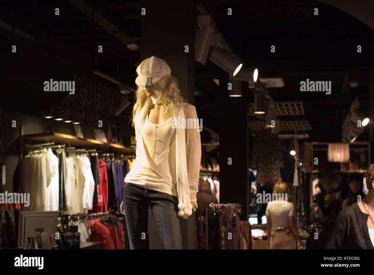 Dummy-gekleidet Fenster im shop Stockfoto