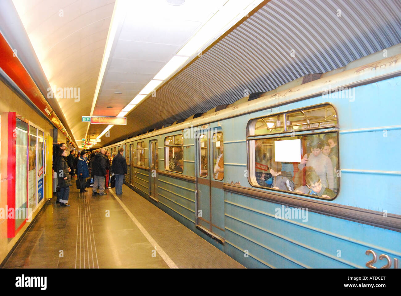 Zug nähert Plattform, Deak Ter U-Bahn-Station, Pest, Budapest, Republik Ungarn Stockfoto
