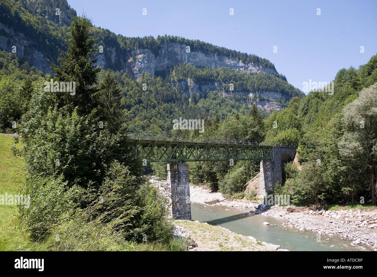 Eisenbahnbrücke mit Dampfmaschine und Anhänger Stockfoto