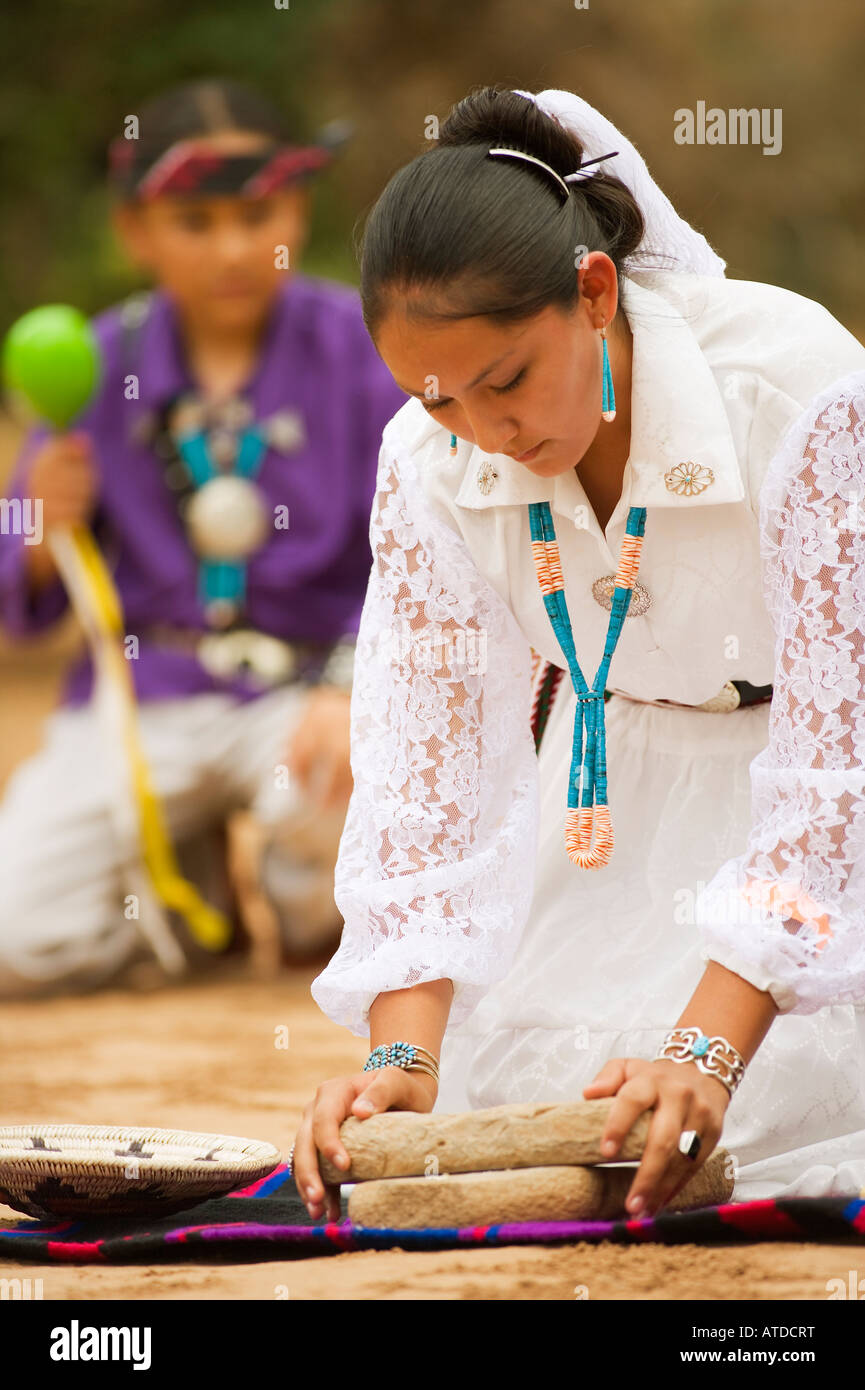 Navajo indische Frauen zeigen Schleifen Mais mit Mano und Metate Gallup Inter Tribal Indian Ceremonial Gallup New Mexico Stockfoto