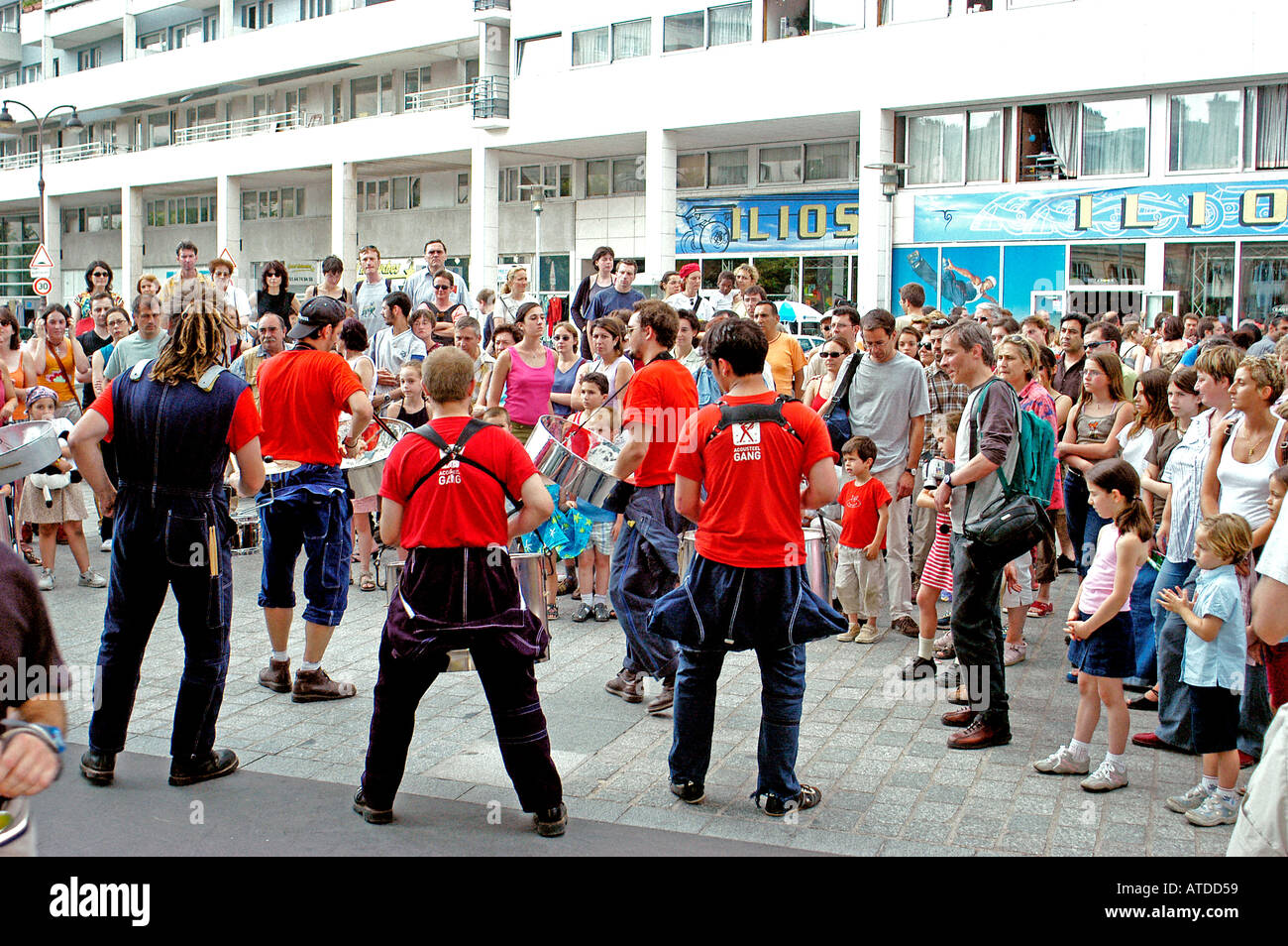 Weltmusiktag, Paris Frankreich, Leute, die beim Sommerfestival in der Paris Street Marching Bandmusik genießen, französische Kinder, Kinderbeobachter Stockfoto