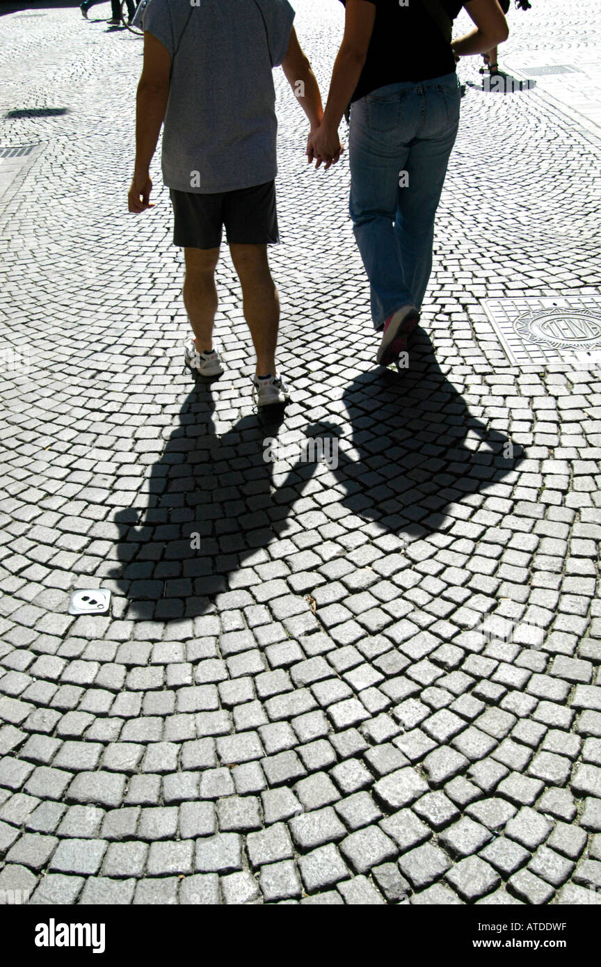 Junges Paar zu Fuß auf dem Bürgersteig, Gehweg Stockfoto
