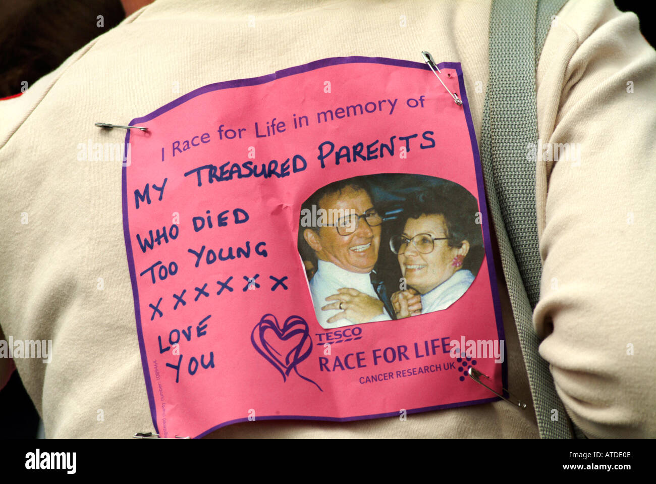 Bilder von toten Mutter und Vater auf der Rückseite des Läufers Race for Life Stockfoto
