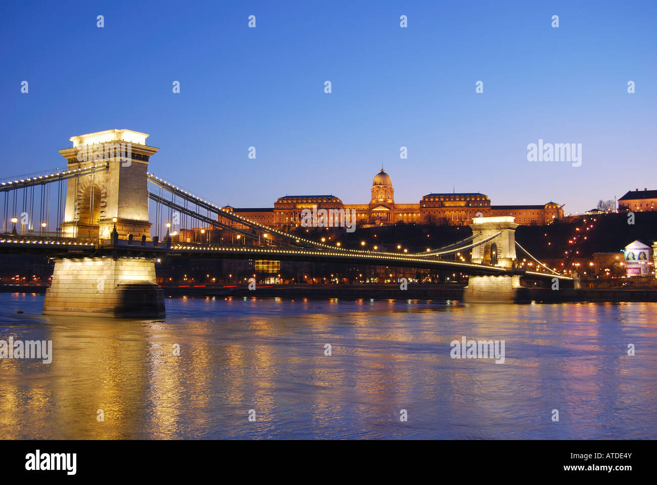 Die Kettenbrücke und der Königspalast über der Donau in der Abenddämmerung, Pest, Budapest, Republik Ungarn Stockfoto