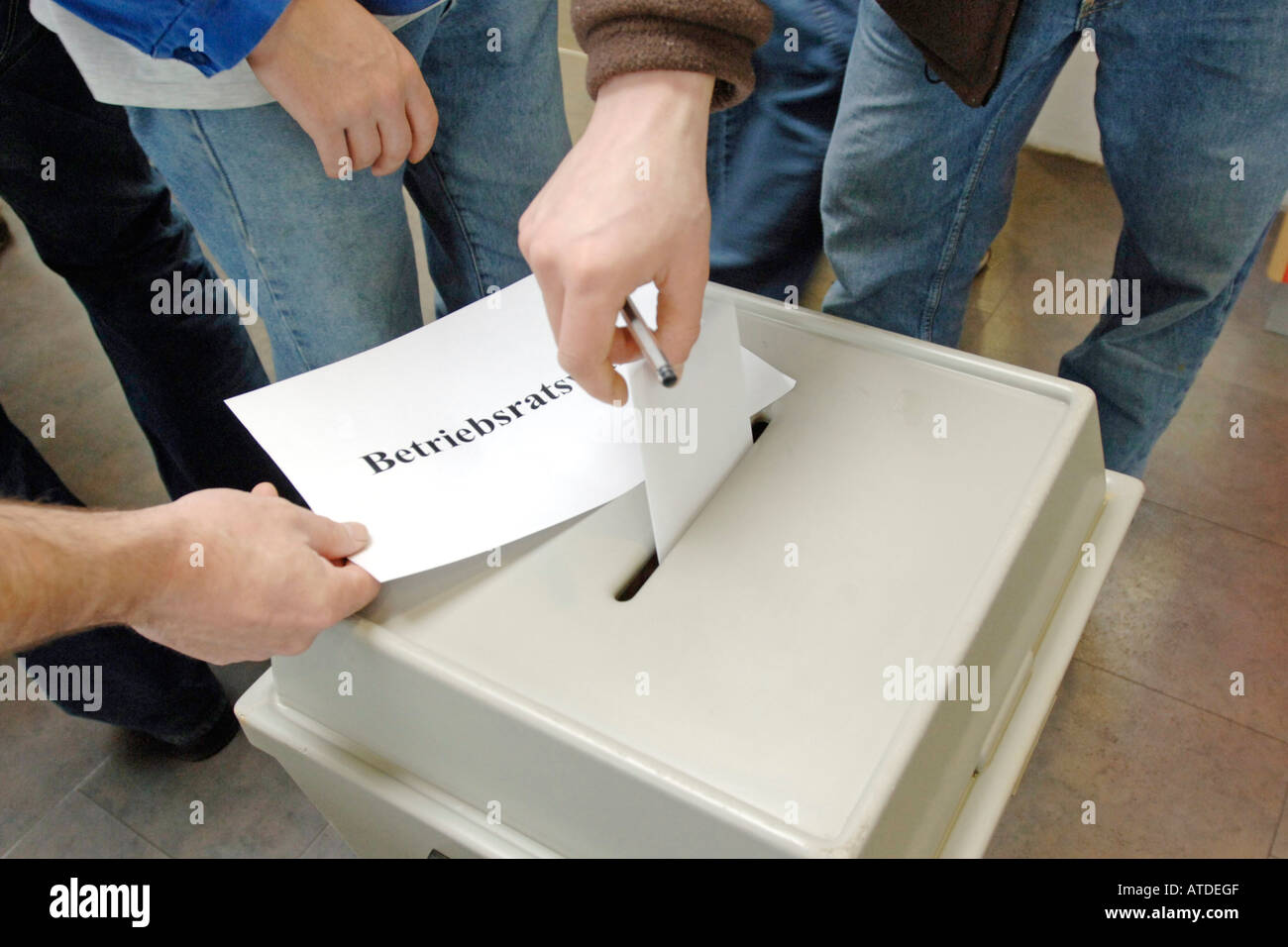 Arbeiter des Rates Wahl - Droping einen Umschlag in eine Wahlurne Stockfoto