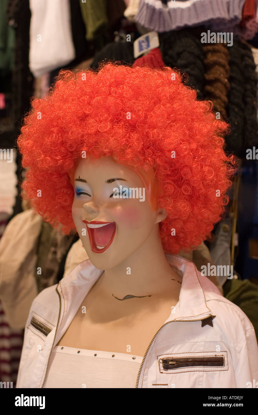 lachende Schaufenster dummy mit roter Perücke Stockfoto