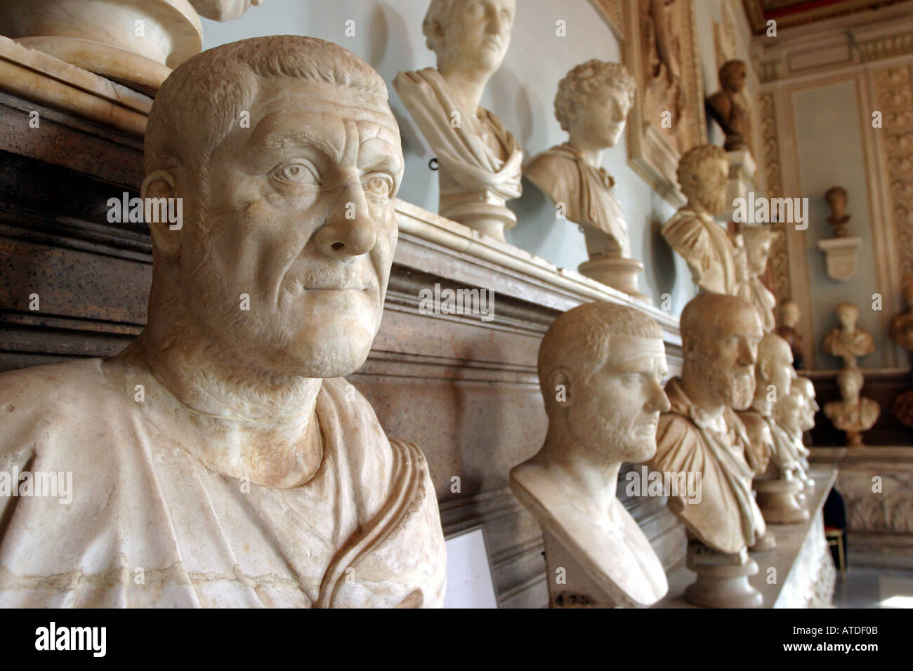 Büsten der römischen Kaiser in den Palazzo Nuovo in den Kapitolinischen Museen in Rom Italien Stockfoto
