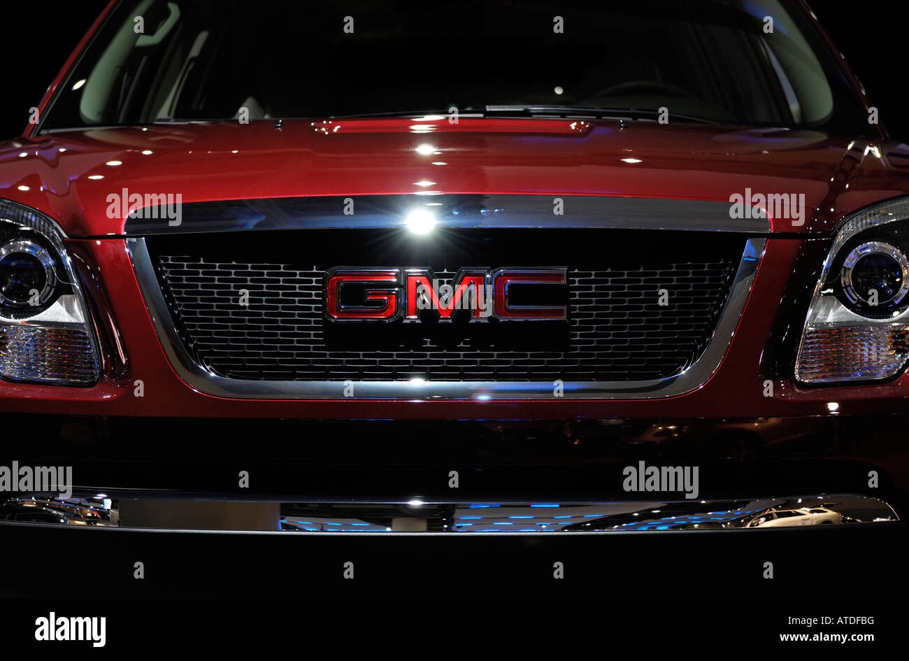Lizenz und Drucke bei MaximImages.com - Auto-Emblem von General Motors auf GMC Envoy Stockfoto