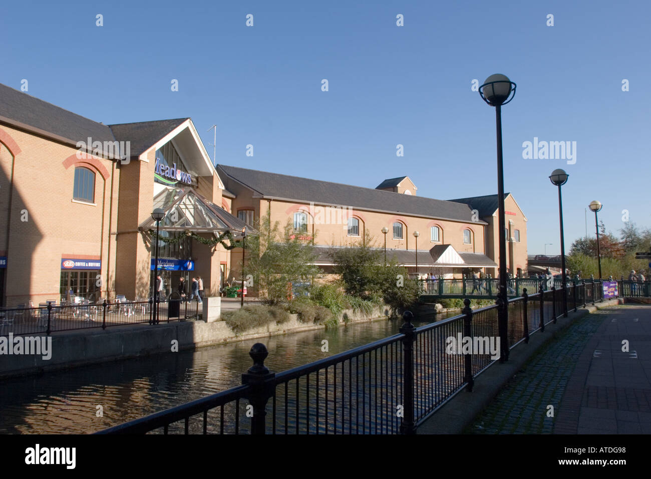 Wiesen-Einkaufszentrum neben Fluß Chelmer, Chelmsford, Essex Stockfoto