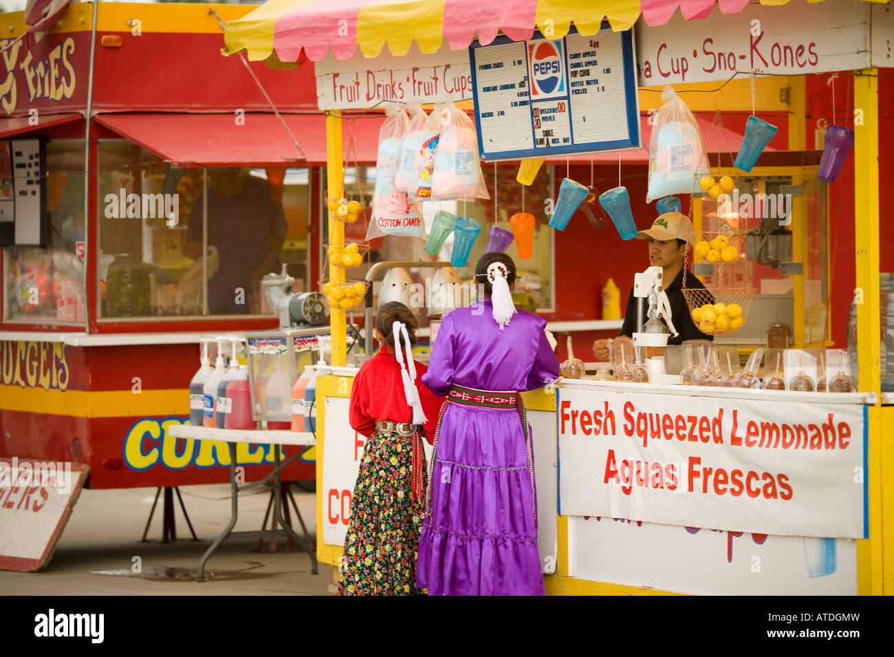 Navajo indische Mädchen bei einem Lebensmittel stehen Gallup Inter Tribal Indian Ceremonial Gallup New Mexico Stockfoto