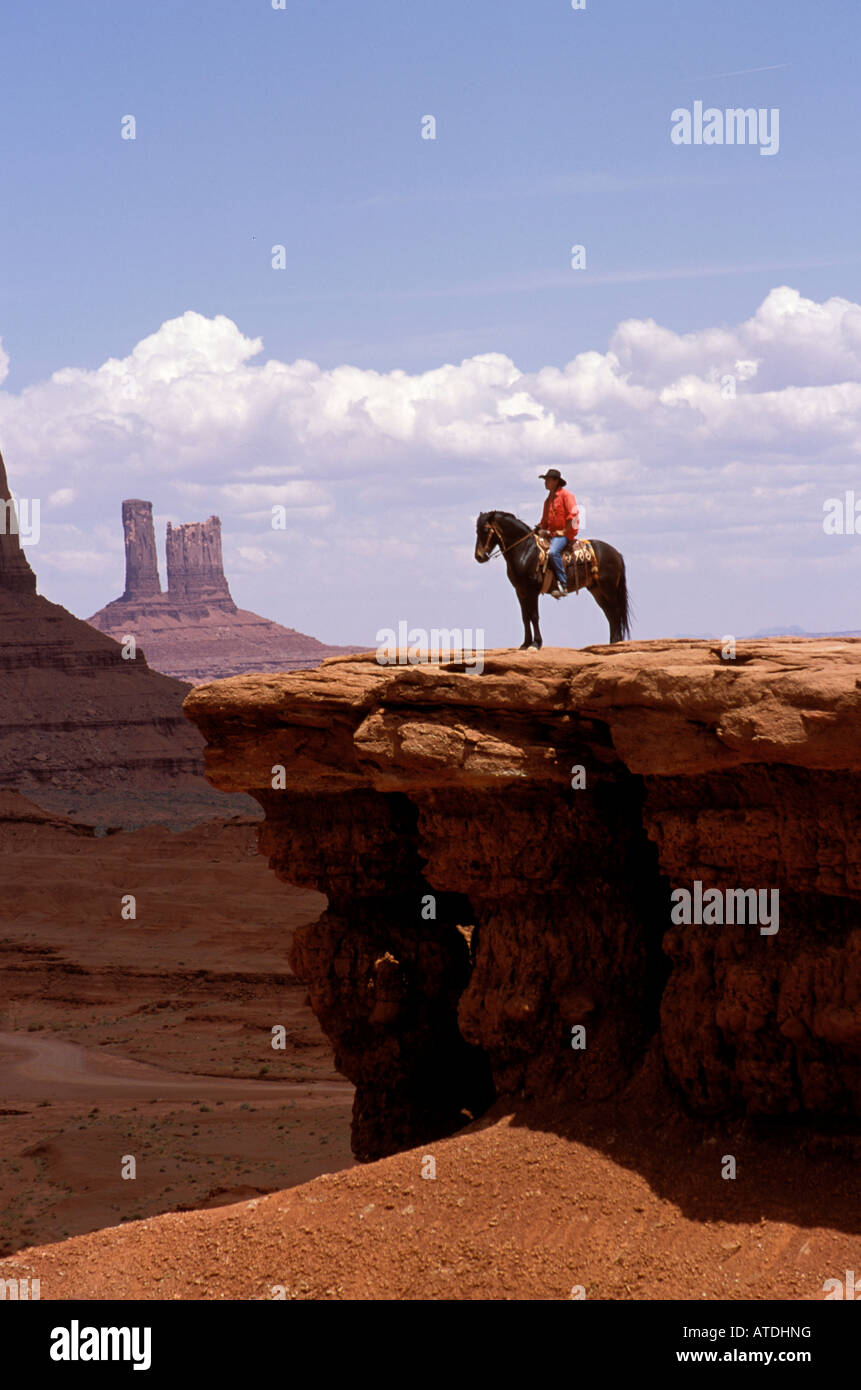 AZ Monument Valley Bruce Native American Navajo Indianer auf einem bluff Modell freigegeben Pferd Eigenschaft freigegeben Cowboy Pferd Arizona Stockfoto
