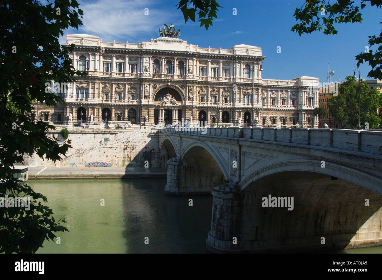 Ponte Umberto über den Fluss Tiber und Palazzo di Giustizia Rom Italien Stockfoto