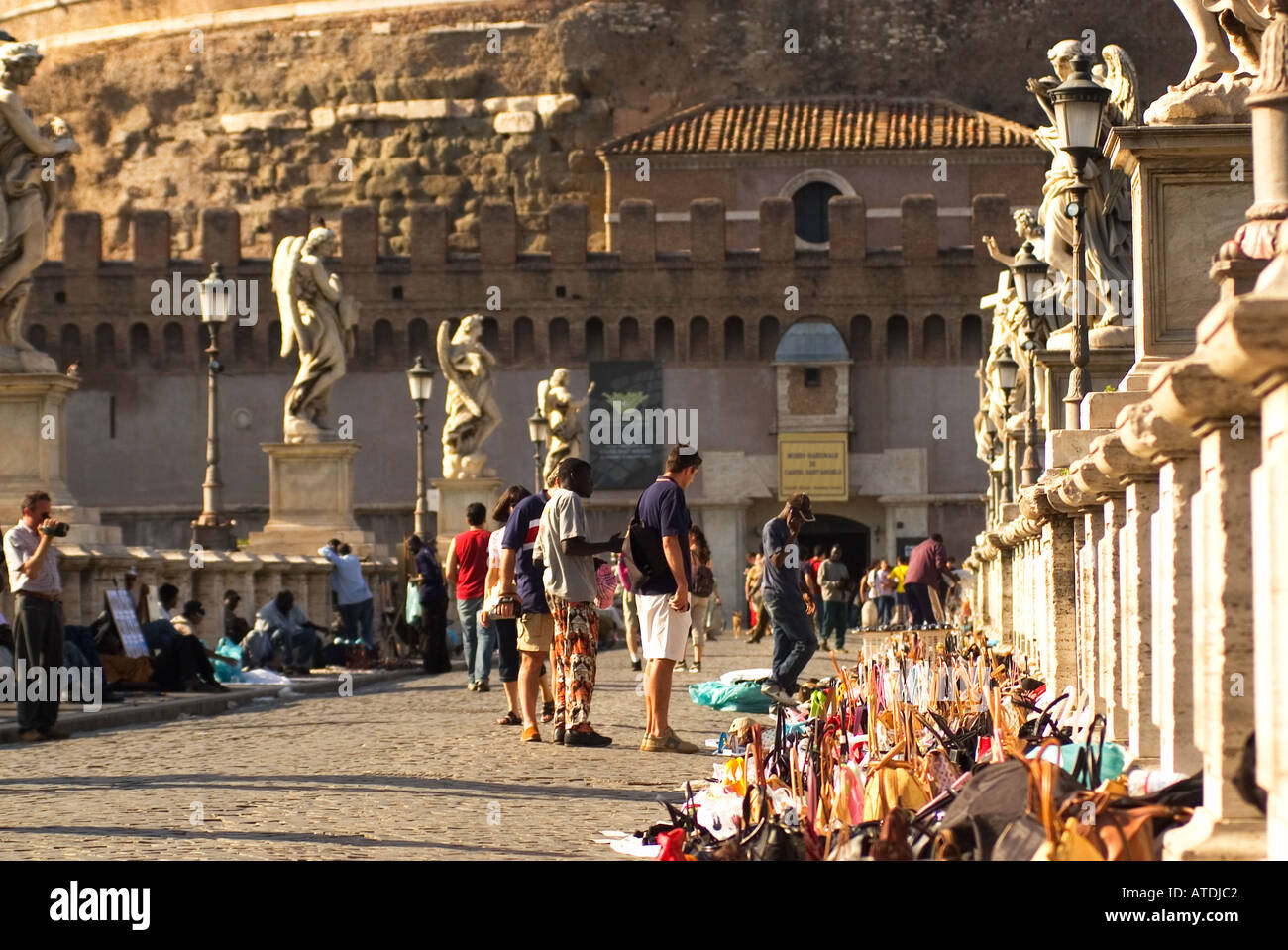 Verkäufern Designer verkaufte auf der Brücke des Castel Sant Angelo Stockfoto